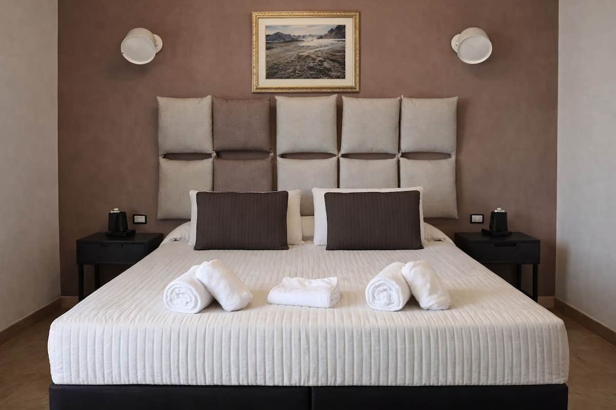 In-room safe, free WiFi, bed sheets