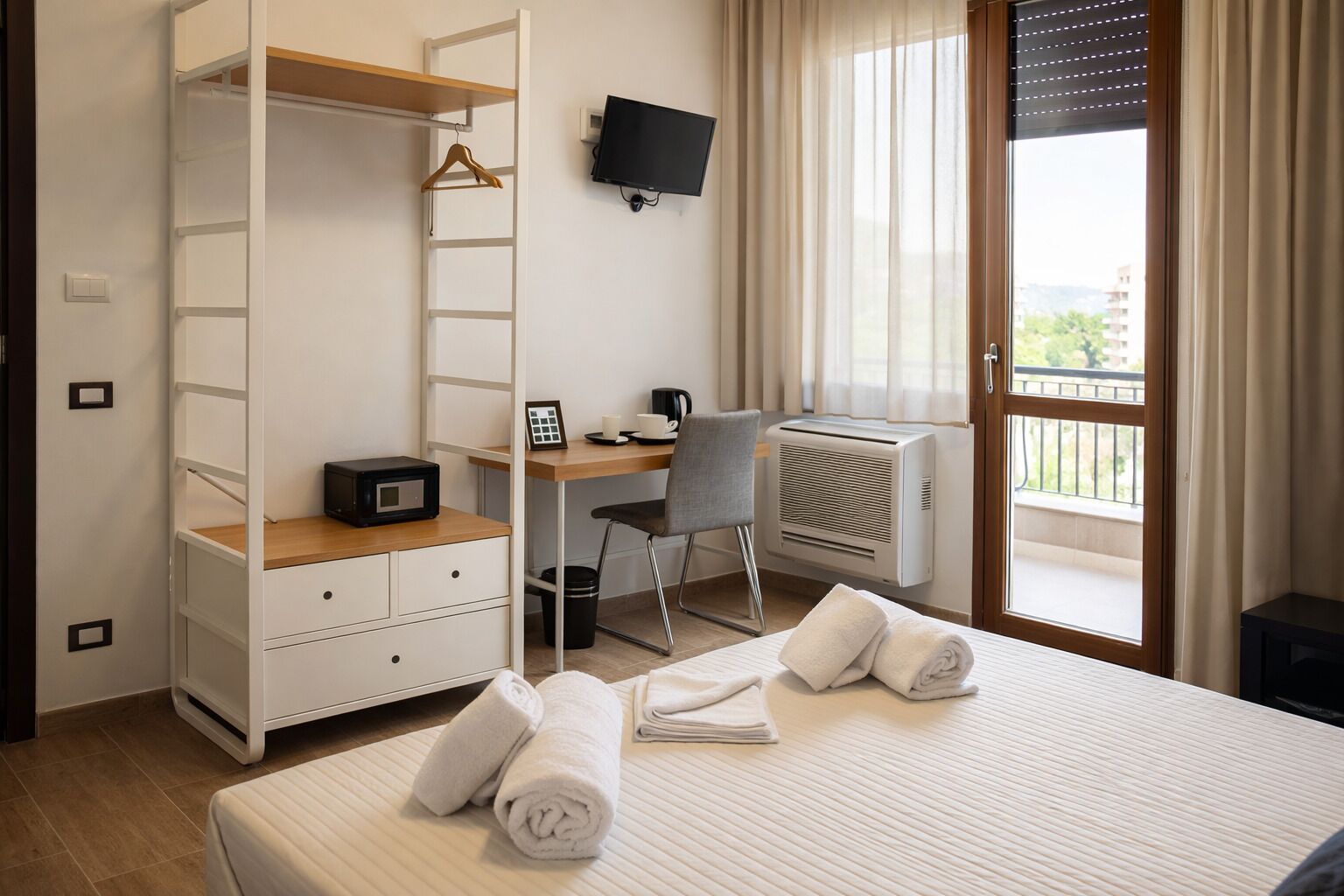 Safe på rommet, wi-fi (inkludert) og sengetøy