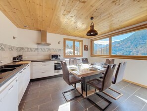 Fridge, microwave, oven, dishwasher - Les 3 Soeurs - 2 bedrooms - 6 people - Mountain view - Quiet garden (Le Biot)