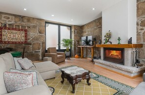 Smart TV, fireplace
