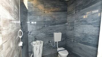 Family Room | Bathroom | Shower