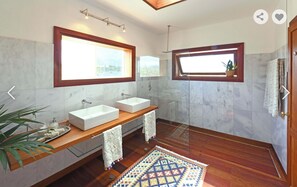 Regadera, secadora de cabello, bidet, toallas 