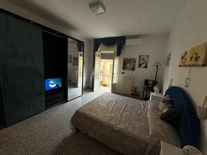 2 bedrooms, WiFi, bed sheets - Entire Apartment complete with everything. Air conditioning, heating, wifi. (Bari)