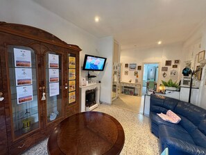 Lobby - Entire Apartment complete with everything. Air conditioning, heating, wifi. (Bari)