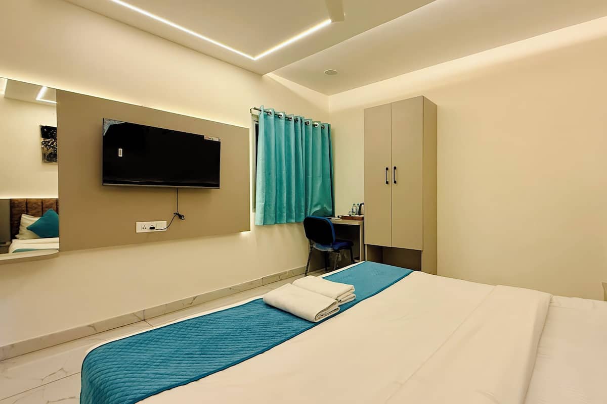 Suite, City View | Desk, laptop workspace, free WiFi