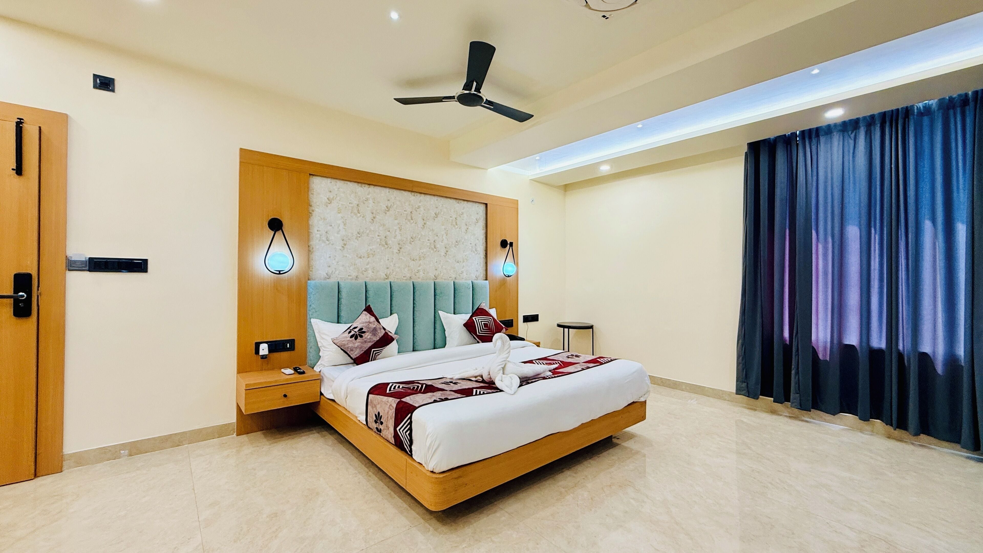 Suite, City View | Desk, laptop workspace, free WiFi