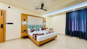 Suite, City View | Desk, laptop workspace, free WiFi