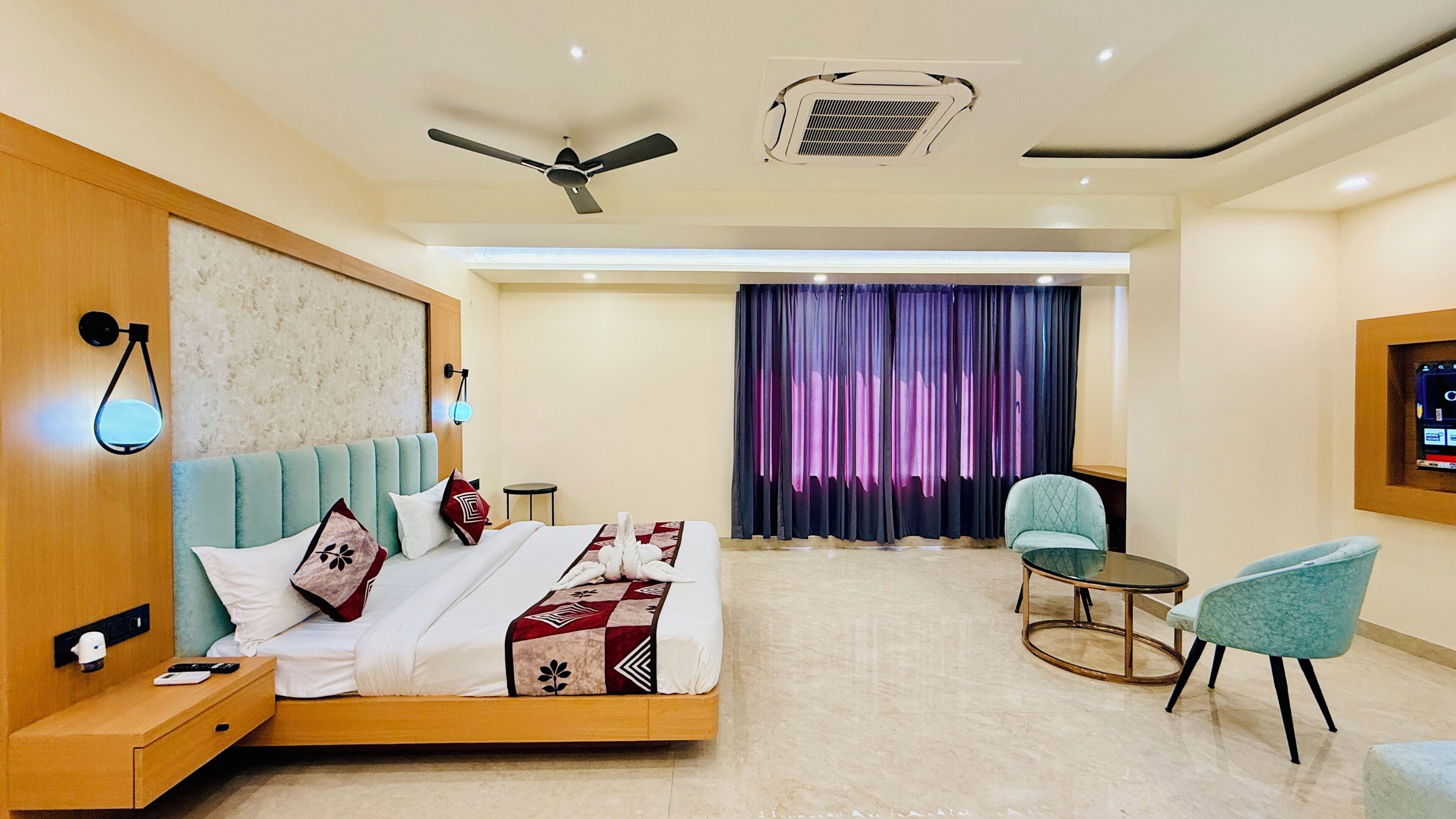 Suite, uitzicht op stad | Een bureau, een laptopwerkplek, gratis wifi