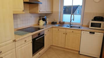 Een koelkast, een microgolfoven, een oven, een kookplaat