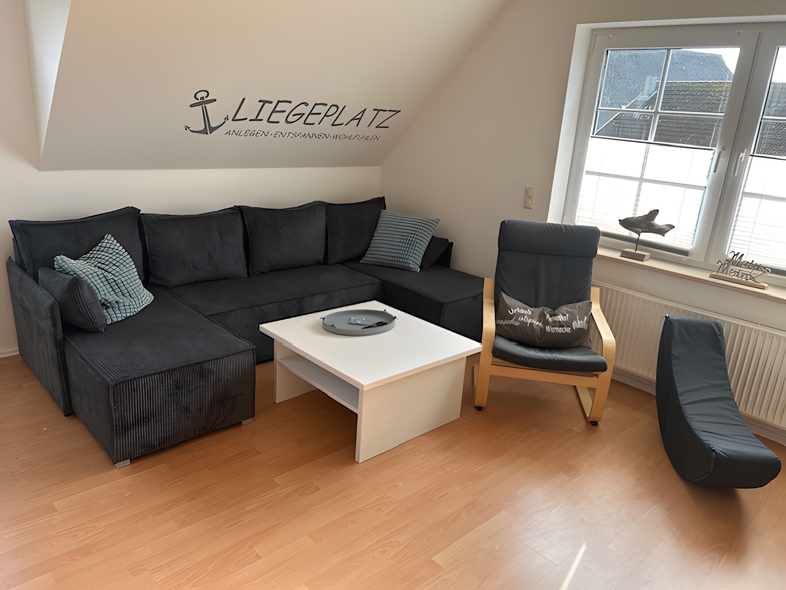 Fernseher, Tischtennisplatte, Stereoanlage