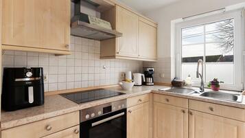 Jääkaappi, mikroaaltouuni, uuni, liesi