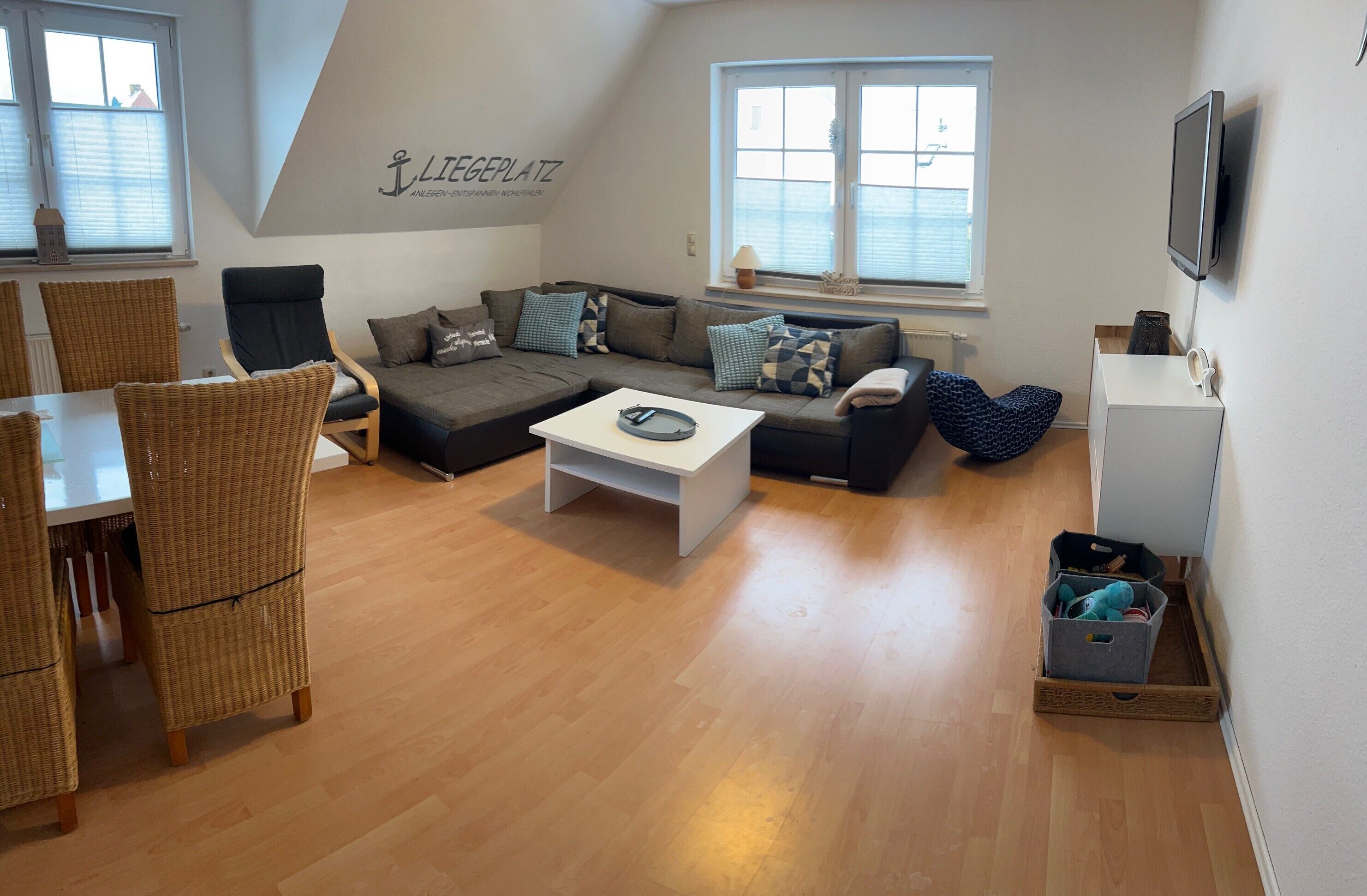 Fernseher, Tischtennisplatte, Stereoanlage