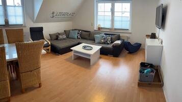 Fernseher, Tischtennisplatte, Stereoanlage