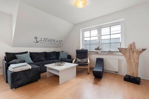 Fernseher, Tischtennisplatte, Stereoanlage