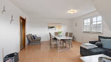 Televisión, mesa de ping pong, estéreo