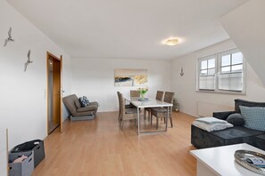 TV, ping pong, stereo - Apartment 'Ferienhof Wernecke' with Shared Garden, Balcony and Wi-Fi (Grömitz)