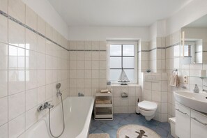 Douche, sèche-cheveux, serviettes fournies