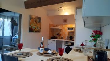 Réfrigérateur, micro-ondes, four, plaque de cuisson