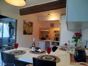 Kühlschrank, Mikrowelle, Ofen, Herdplatte