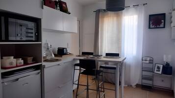 Køleskab, mikrobølgeovn, ovn, kogeplade