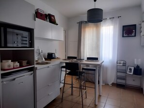 Køleskab, mikrobølgeovn, ovn, kogeplade