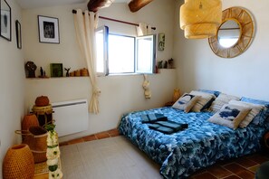 1 bedroom, bed sheets