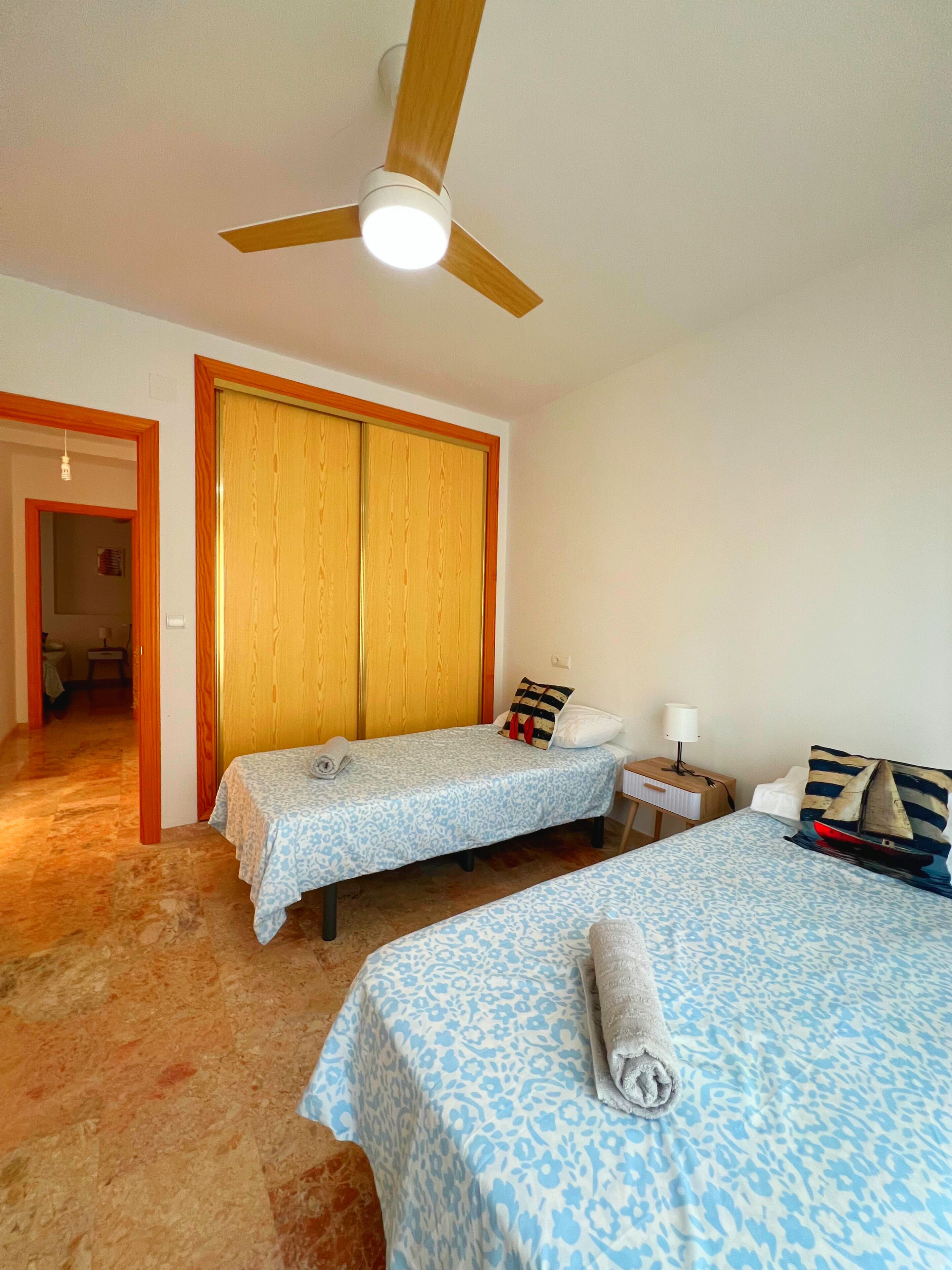 2 slaapkamers, een strijkplank/strijkijzer, internet, beddengoed