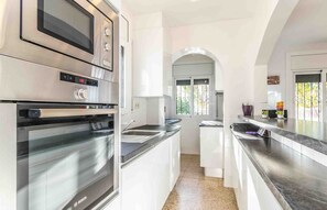 Fridge, microwave, oven, dishwasher - 0190-SANT MAURICI House with private pool (Empuriabrava)