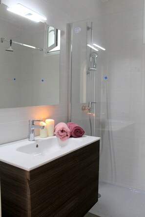 Shower - 0190-SANT MAURICI House with private pool (Empuriabrava)