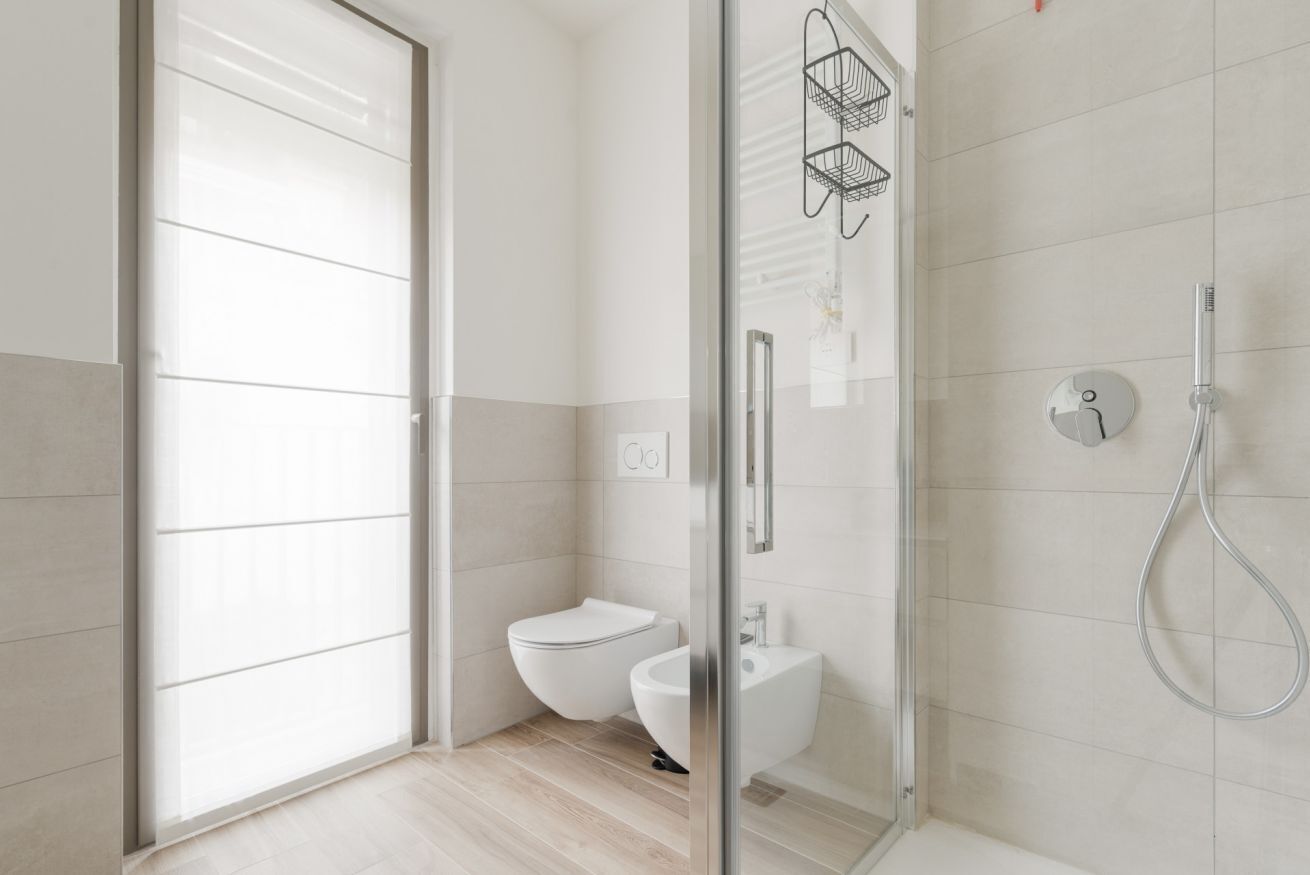 Shower, bidet, towels