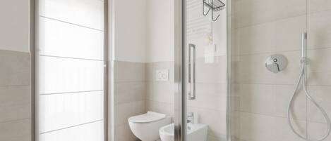 Shower, bidet, towels