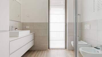 Dusche, Bidet, Handtücher