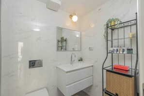 Free toiletries - 1 BR Apartment in Ha-Neviim (w/ safe room) (Jerusalem)