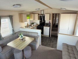 Una kitchenette pequeña equipada con estufa, microondas y lavabo.