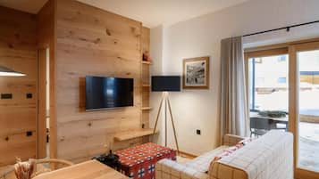 Superior Apartment, Mountain View | Living area