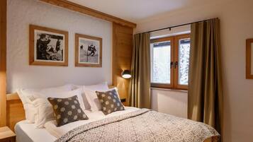 Deluxe appartement, balkon, uitzicht op bergen | Een kluis op de kamer, een strijkplank/strijkijzer, gratis wifi