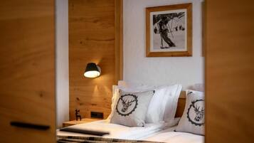 Deluxe appartement, balkon, uitzicht op tuin | Een kluis op de kamer, een strijkplank/strijkijzer, gratis wifi