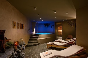 Un sauna, una bañera de hidromasaje