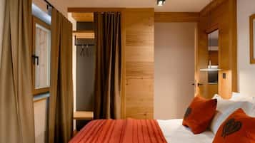 Deluxe-Apartment, Balkon, Gartenblick | Zimmersafe, BĂŒgeleisen/BĂŒgelbrett, kostenloses WLAN