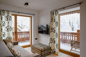 Deluxe-Apartment, Balkon, Bergblick | Wohnbereich