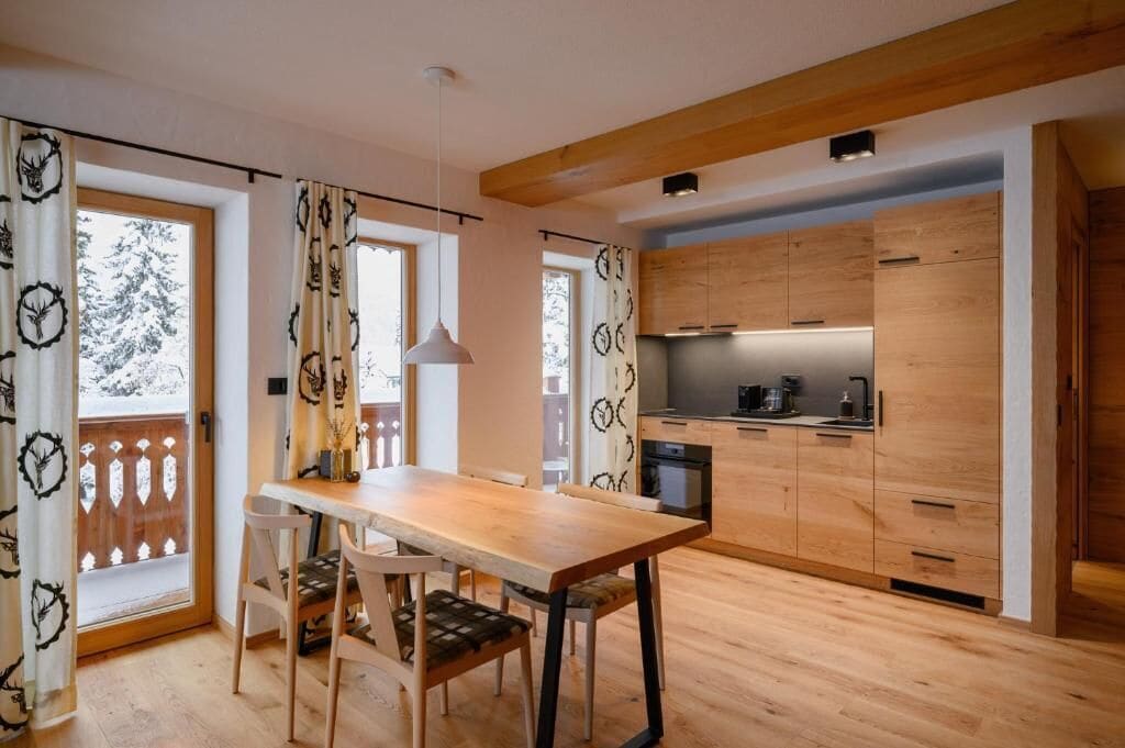 Eine moderne Küche mit Holzschränken und einem eingebauten Backofen.