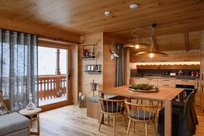 Apartemen Comfort, balkon, pemandangan gunung | Interior