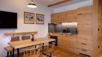 Superior Apartment, Garden View | Private kitchen