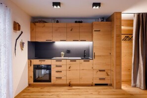 ดีลักซ์อพาร์ทเมนท์, ระเบียง, วิวสวน | ครัวส่วนตัว