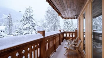 Deluxe Apartment, Balcony, Mountain View | Property grounds