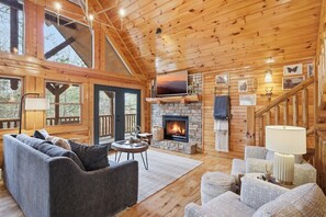 Smart-TV, Kamin, Videospiele, Bücher