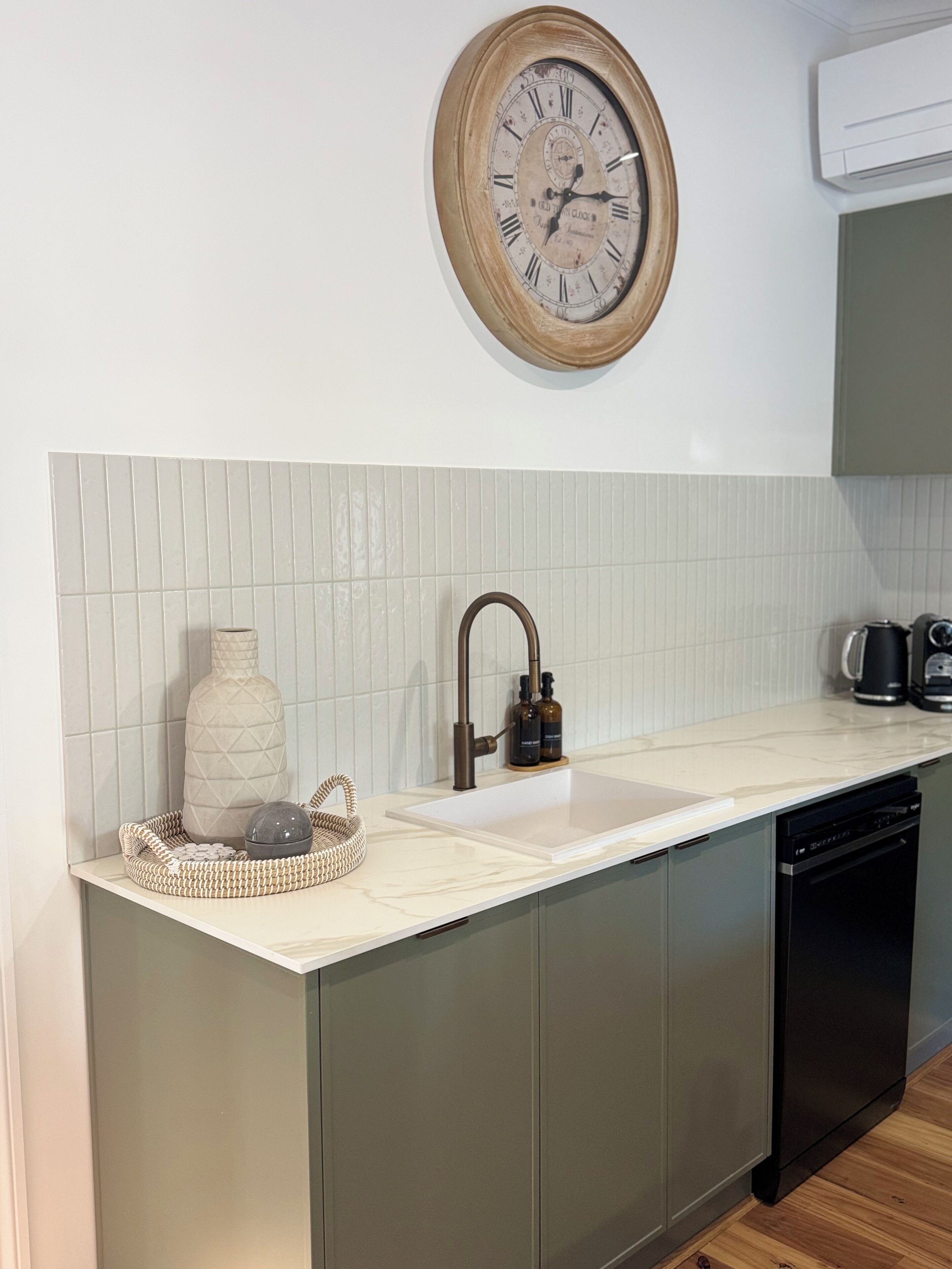 Micro-ondes, four, plaque de cuisson, lave-vaisselle