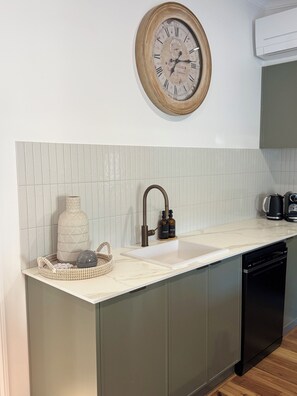 Mikrowelle, Ofen, Herdplatte, Geschirrspüler