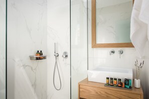 Dusche, Seife, Shampoo, Toilettenpapier