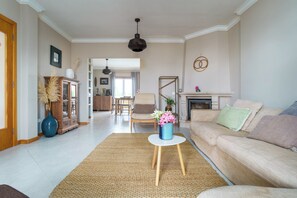 Living area - Beautiful Two-Storey Surf Villa Near Arrifana & Monte Clérigo (Aljezur)